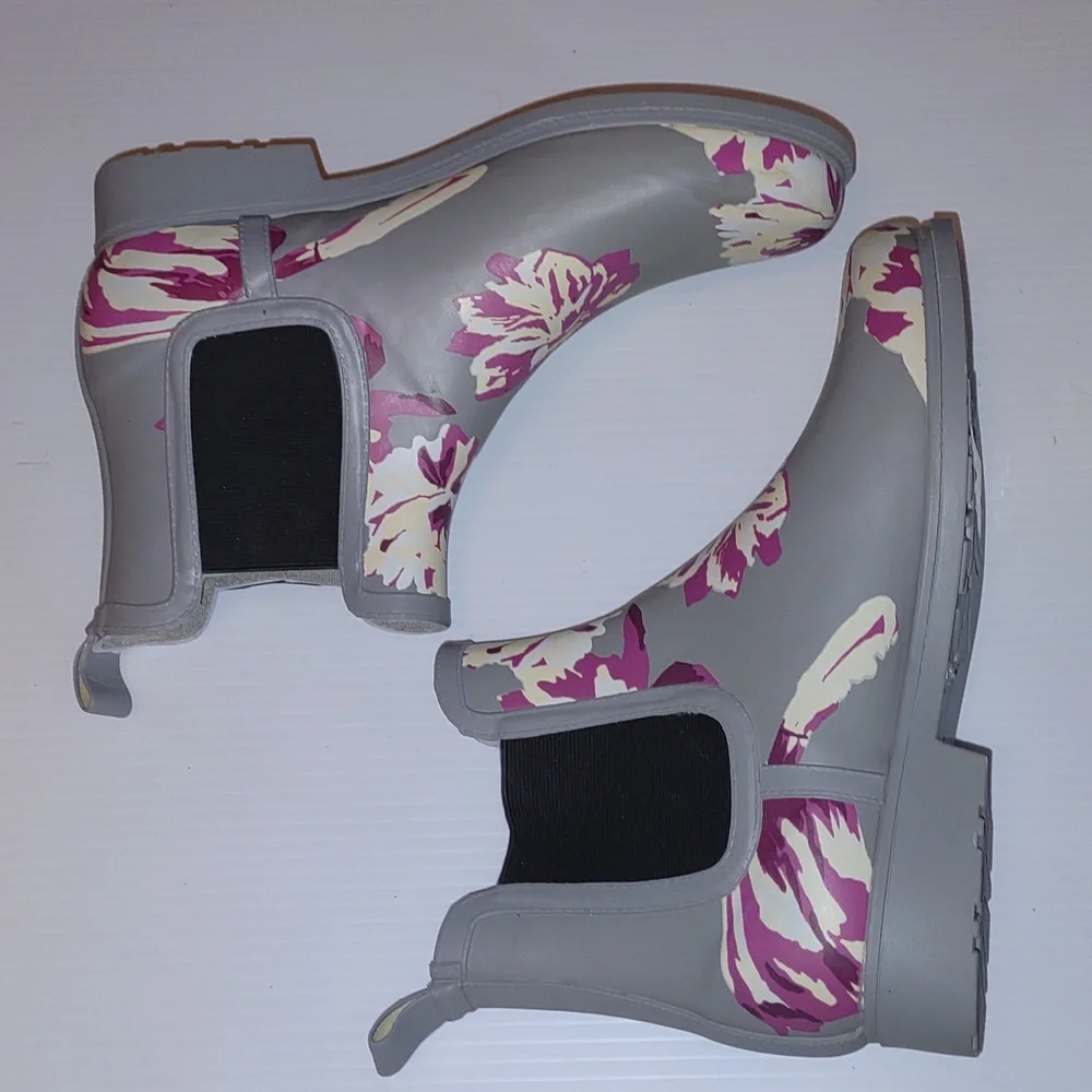 👣JUST FAB Rouela Gray Floral Rain Boots